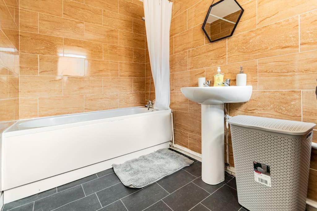 Home Near Anfield And Everton Fc With Free Parking Liverpool Exterior photo